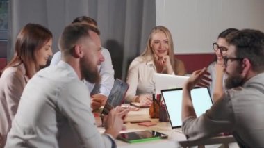 Proje tartışmasında iş adamları.