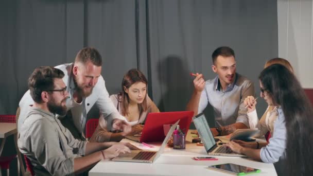 Des hommes d'affaires animés discutent d'idées en intérieur .