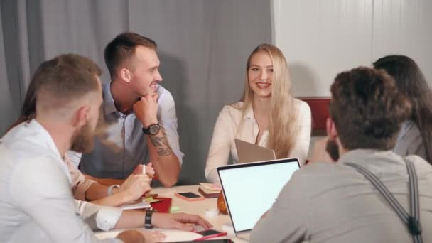 Collegues en réunion d'affaires . — Video