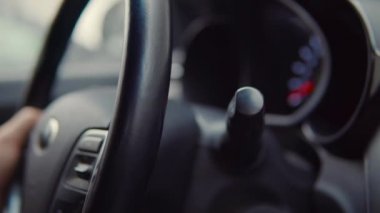 Araba sürücüsü bir arabada kolu pusing.