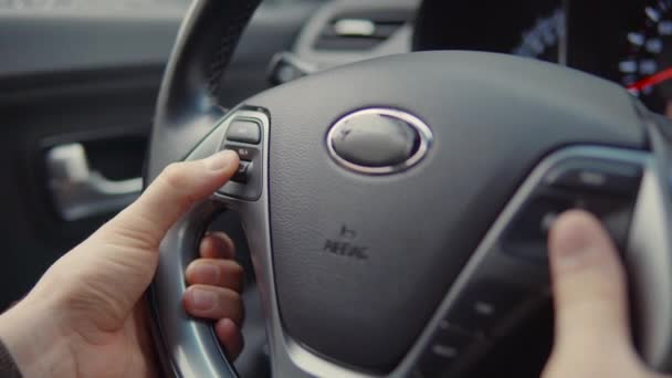 Сучасний автомобіль з кнопками гучності на колесі . — стокове відео