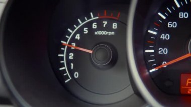 Modern bir arabanın gösterge paneli.