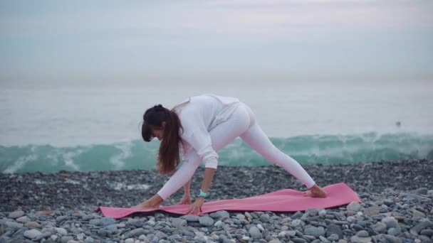 Mujer haciendo ejercicio en la playa orilla . — Vídeo de stock