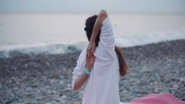 Mujer sana hace yoga en el mar en verano . — Vídeos de Stock