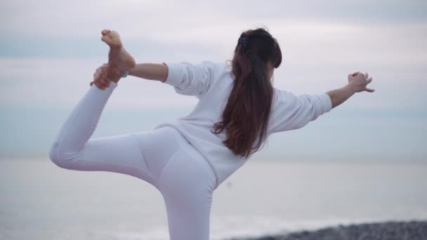 Hermosa mujer haciendo ejercicio en la playa . — Vídeo de stock
