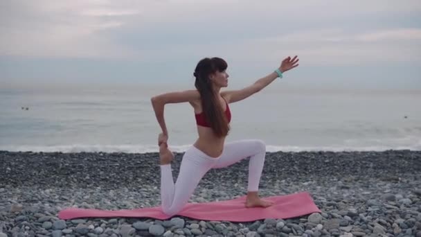 Donna su stuoia di yoga all'aperto . — Video Stock