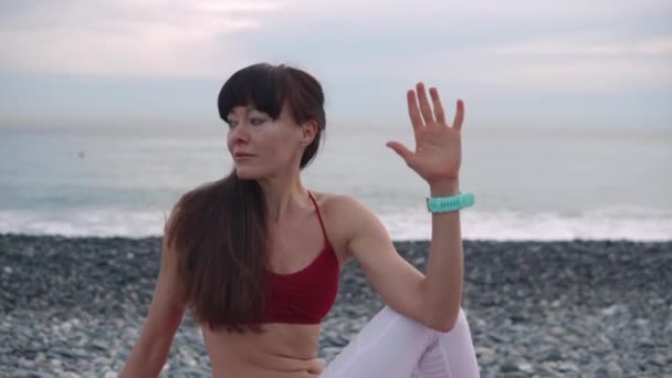 Mulher em uma pose de torção Matsyasana . — Vídeo de Stock