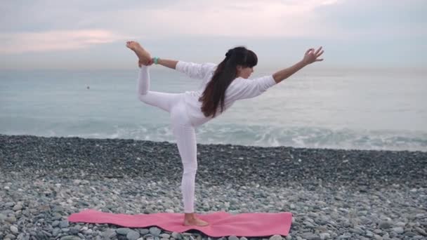 Donna in bianco praticare yoga . — Video Stock