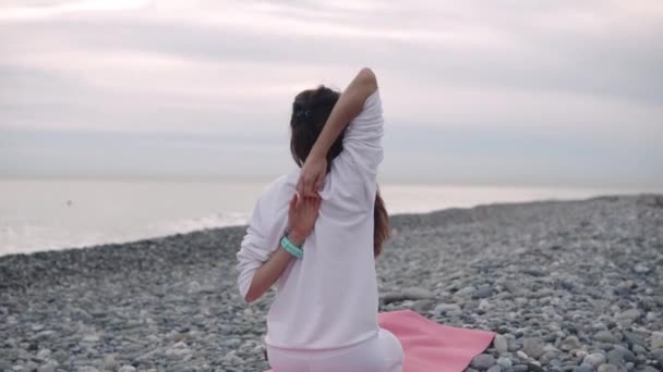 Mujer estirando los brazos en la playa . — Vídeo de stock