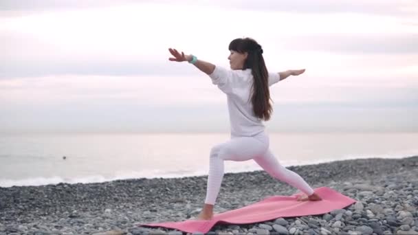 Mulher meditando na praia no início da manhã . — Vídeo de Stock