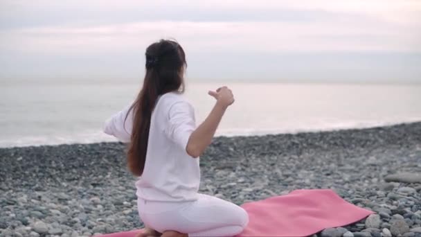 Gezonde levensstijl van een yoga vrouw op het strand. — Stockvideo