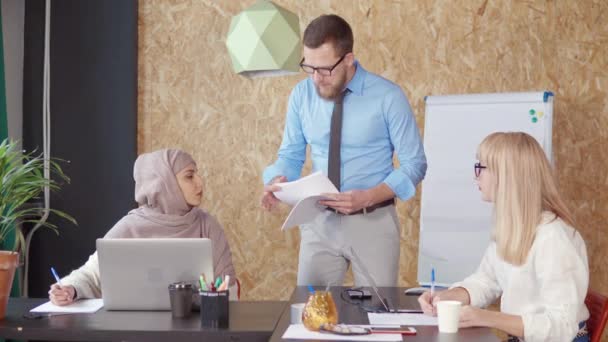 Man Consulting med en kvinna på kontoret. — Stockvideo