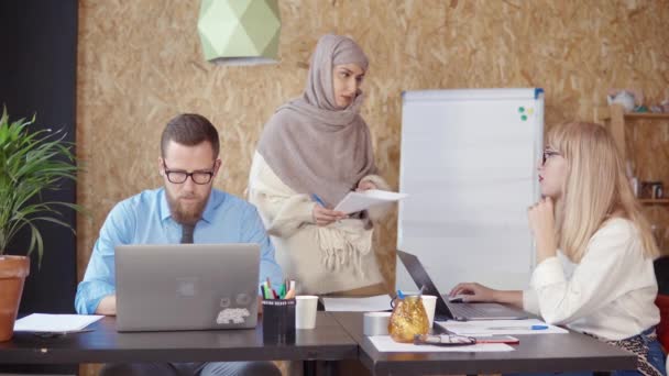 Office pracovníci spolupracují. — Stock video