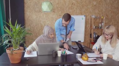 Birlikte çalışan ofis ekibi.