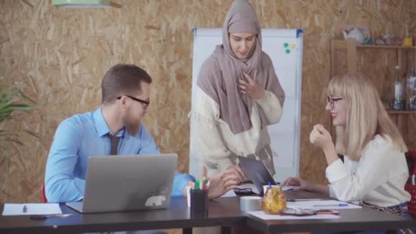 Tři kancelářskou pracovníci v kanceláři. — Stock video