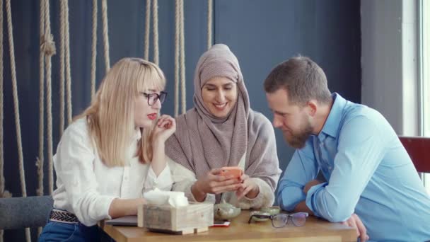 Grupo de amigos em um café que tem grande momento . — Vídeo de Stock