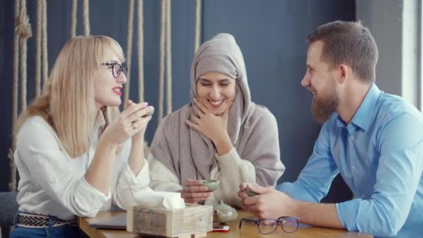 Amigos próximos curtindo o tempo juntos em um café . — Vídeo de Stock