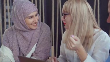 Arkadaşlar bir kafede iş tartışıyor.