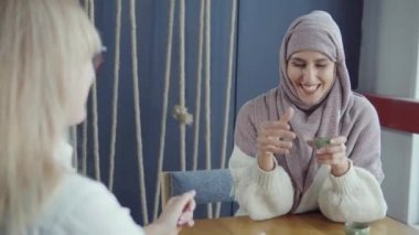 Bir kafede konuşan genç kadınlar..