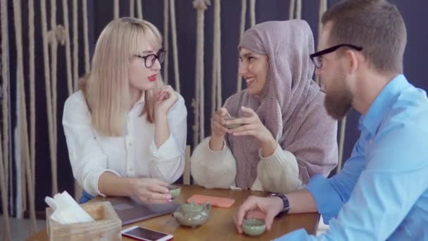 Amigos bebendo chá e conversando . — Vídeo de Stock