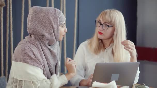 Empresassosmulheres tendo uma conversa em um café . — Vídeo de Stock