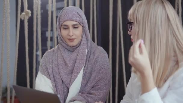 Amis féminins naviguant sur ordinateur portable dans un café . — Video