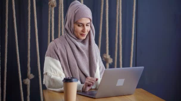 Východní žena v hidžábu a žvanení s přáteli. — Stock video