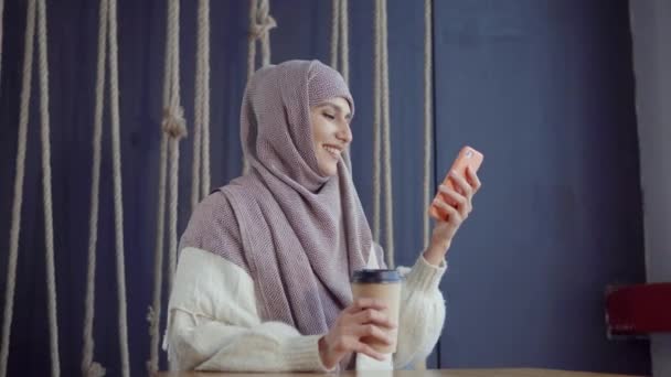 Akıllı telefonu olan Müslüman kadın. — Stok video