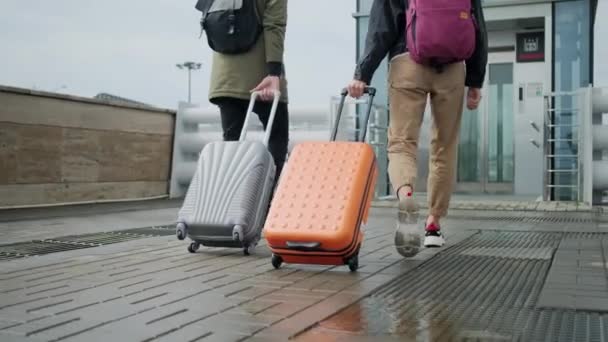Zadní pohled na pěší cestující s kufry, přibližující se k výtahu — Stock video