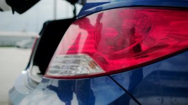 İnsanlar bavulları otomobilin bagajına koyuyorlar, yakından görüş