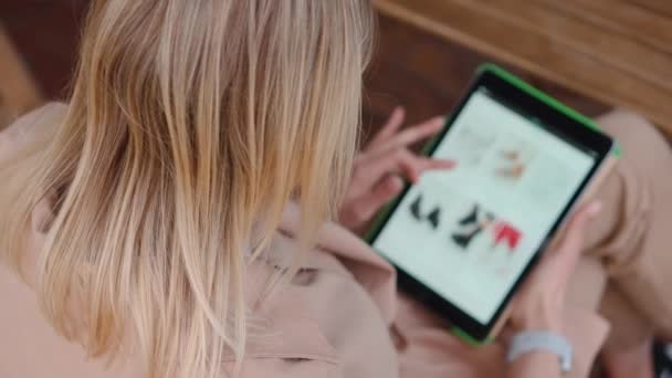 Kobieta kupuje online w sklepie odzieżowym, za pomocą tabletu, widok z bliska — Wideo stockowe