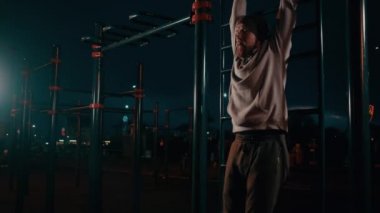 Erkek kasaba halkı geceleri şehir parkının sportif alanında eğitim alıyor