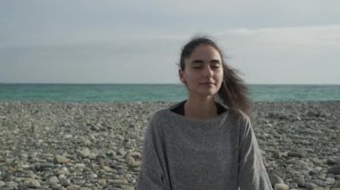 Dışarıda meditationg bir kadının yakın çekim.