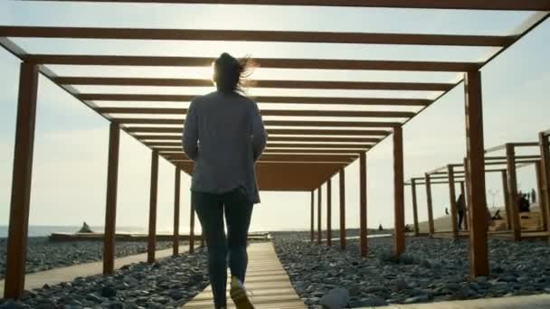 Meisje joggen op het strand in de avond. — Stockvideo