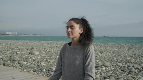 Vrouw het bereiken van vrede op het strand. — Stockvideo