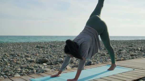 Joga dziewczyna szkolenia na zewnątrz na plaży. — Wideo stockowe