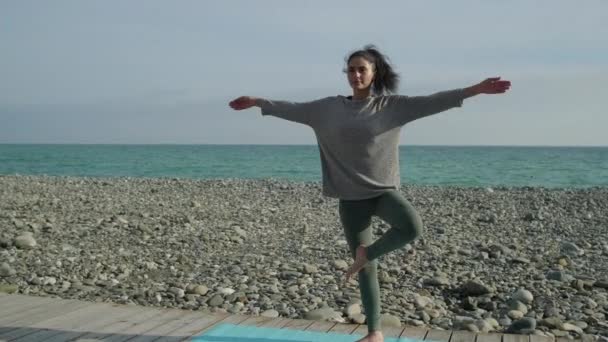 Кавказька молода дівчина робить вправи йоги. — стокове відео