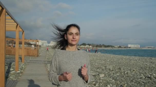 Attraktiv kvinna som arbetar ute på en strand — Stockvideo