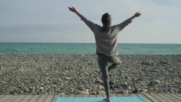 Kaukasisch jong meisje doet yoga oefening. — Stockvideo