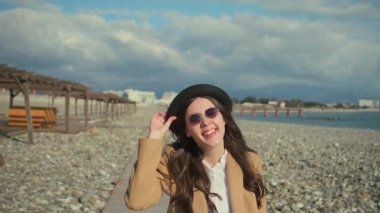 Mutlu genç kız zevk yürümek üzerinde plaj.