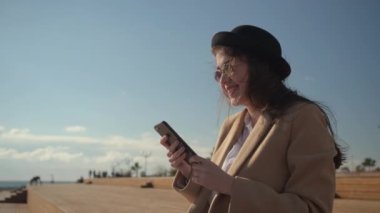 Kız bir plajda gün harcama.