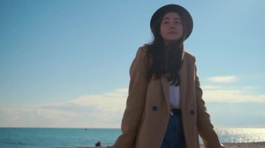 Plajda poz veren genç bir model..