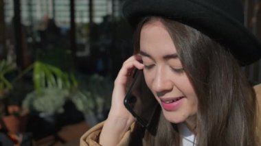 Bir akıllı telefon ile sevimli bir kız yakın çekim.