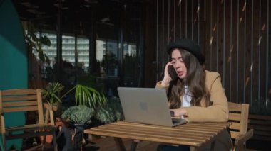 Kız gadget'lar ile kafe tarafından asılı.