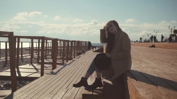 Chica joven y elegante en la playa de la ciudad . — Vídeos de Stock