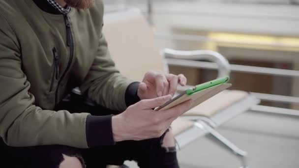 Man typing on a tablet indoor. — Stock Video