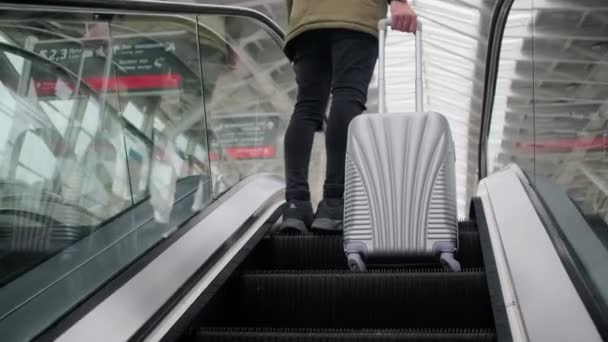 Hombre en escaleras mecánicas en el aeropuerto . — Vídeo de stock