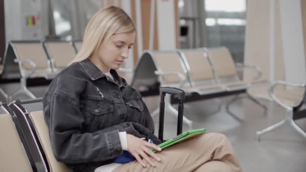 Mulher bonita com seu tablet no aeroporto . — Vídeo de Stock