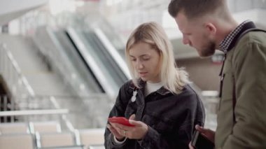 Çift havaalanına geldi.