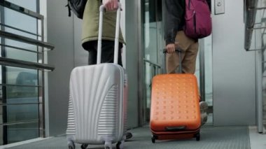 Asansörde torbalar ile çift.